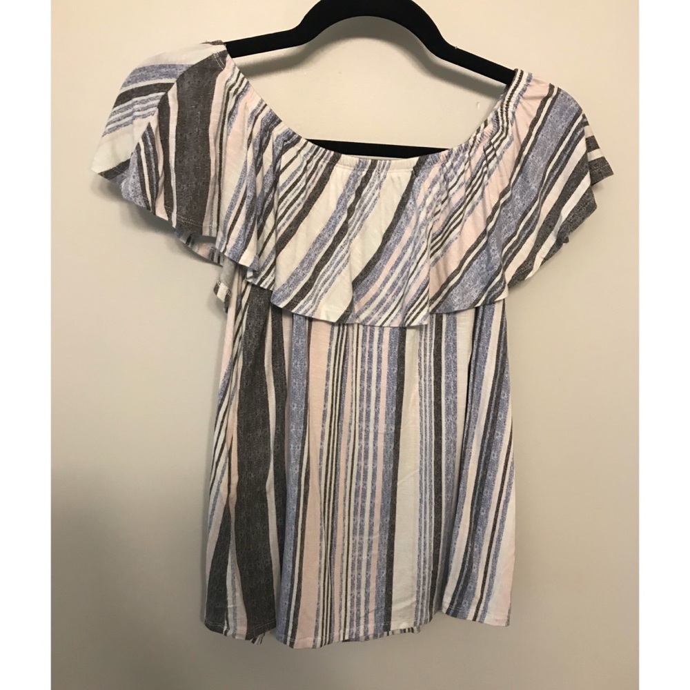 Striped Off-the-shoulder Shirt! 🌸🌼
